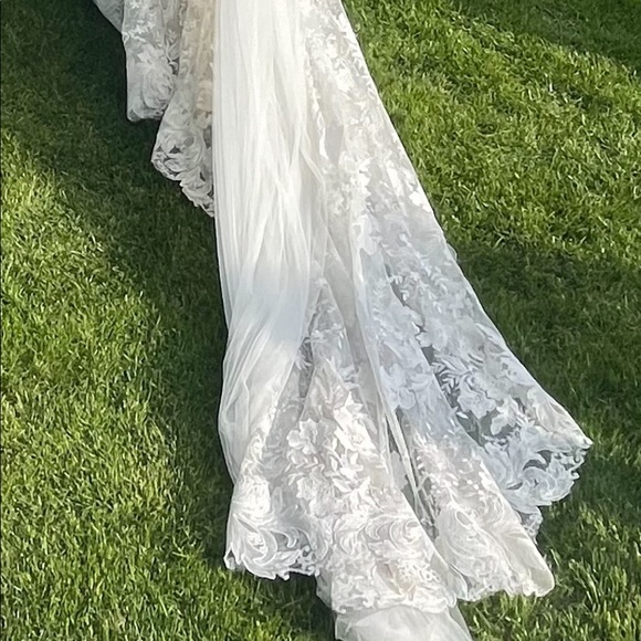 Ines Di Santo Lace, Ivory Wedding Dress - Picture 9 of 13